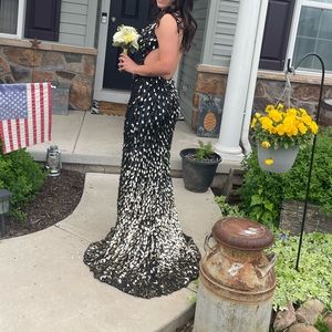 Sherri HILL ( black & gold ) SIZE-0
Smoke free more one time great condition